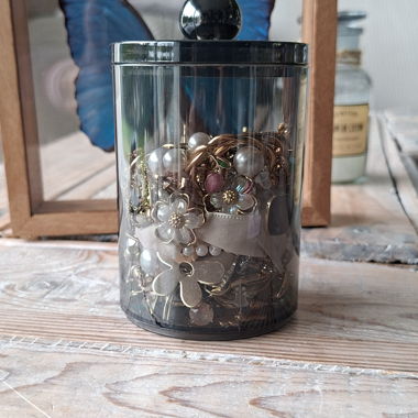 More than 60 pairs golden earrings. Mystery jewelry