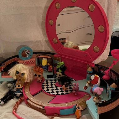 7 LOL figurines and Original beauty salon