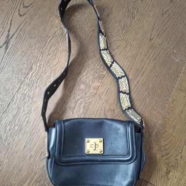 Borsa a tracolla RedValentino in pelle nera con effetto serpente
