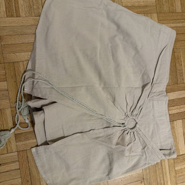Kurze beige hose
