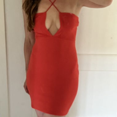 Robe rouge courte à bretelles et décolleté profond