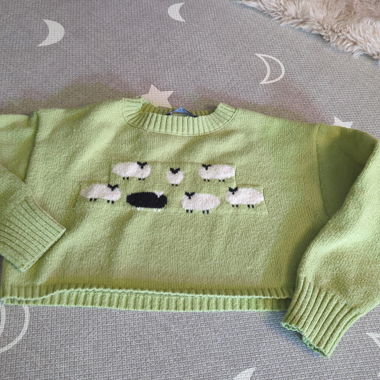 Pull court vert avec motif de mouton