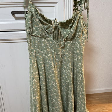 Grünes Sommerkleid mit Blumen