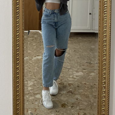Blaue Jeans mit Loch
