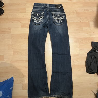 Dunkelblaue Jeans mit Stickerei (Miss Me like)
