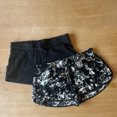 Lot de 2 shorts (noir & noir et blanc à motif)
