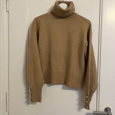 Beautiful beige pullover with pearls