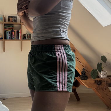 Shorts vert avec rayures roses taille M