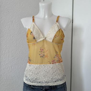 Gelbes florales Coquette-Spitzentop (S/M)