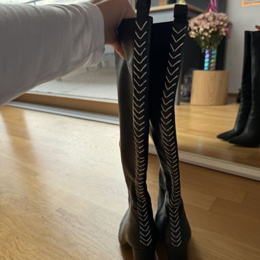 Stiefel mit sichtbaren Nähten