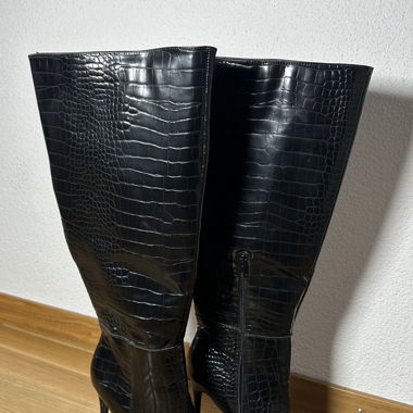 Black Boots with Heel