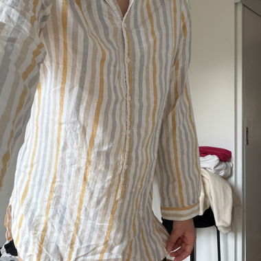 Camicia in lino a righe per la spiaggia
