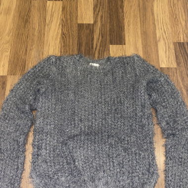 Grauer Strickpullover