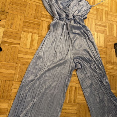 Blauer Jumpsuit mit Plissees