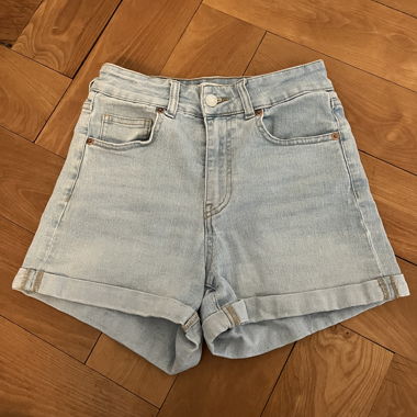 Hellblaue Denim-Shorts