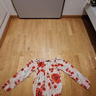 2 schöne blumige Blusen