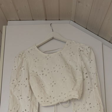 Weisse Bluse mit Schnürdetails