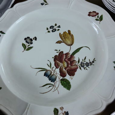 Servizio di porcellana vintage a fiori