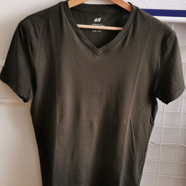 H&M - Kaki V-neck T-shirt