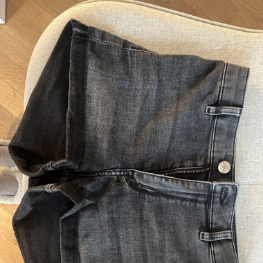 Kurze schwarze Hose
