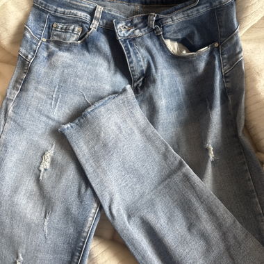 Zerissene blaue Jeans