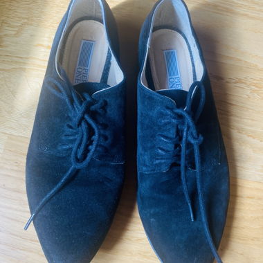 Schwarze Wildleder-Derbys