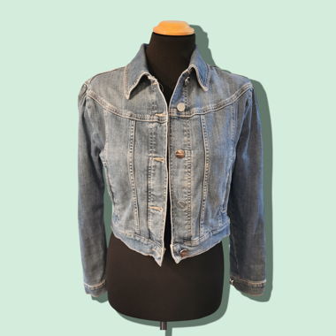 Veste en jean courte stylée avec détails ludiques