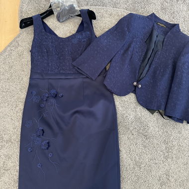 Robe bleue élégante avec boléro coordonné