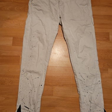 Weisse Hose mit Farbflecken