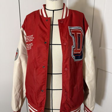 Rot-weiße Varsityjacke