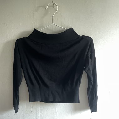 Maglione nero cropped con collo alto e maniche 3/4
