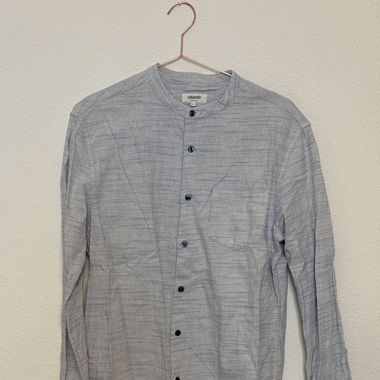 Hellblaues Hemd