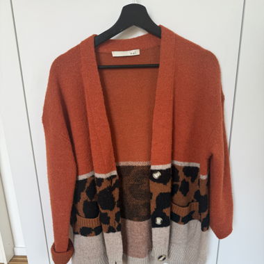 Strickjacke mit Leo Muster