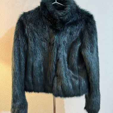 Kurze Jacke aus schwarzem Kunstpelz