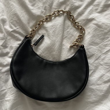 Borsa a tracolla nera con catena