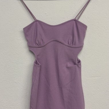 Eng anliegendes violettes Kleid