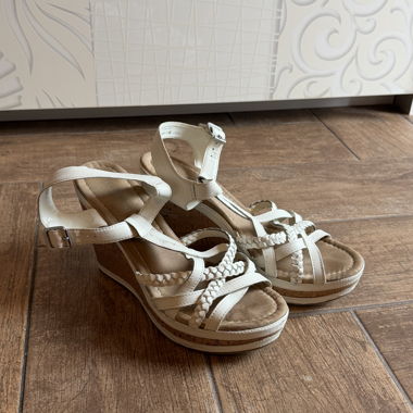 Sandales compensées à brides