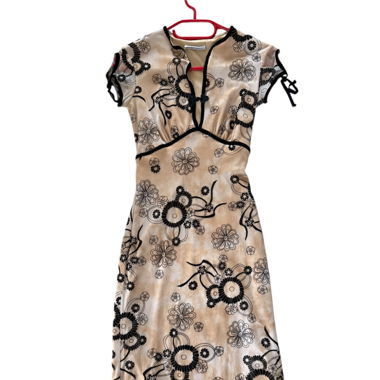 Elegantes Chinesisches Kleid mit Blumenmuster