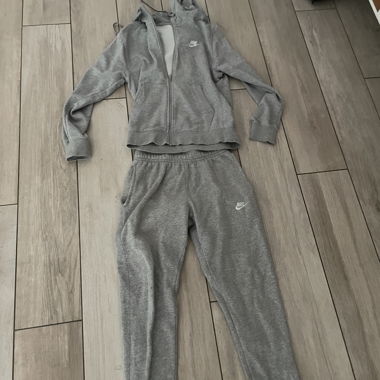 Nike-Graupullover-Trainingsanzug