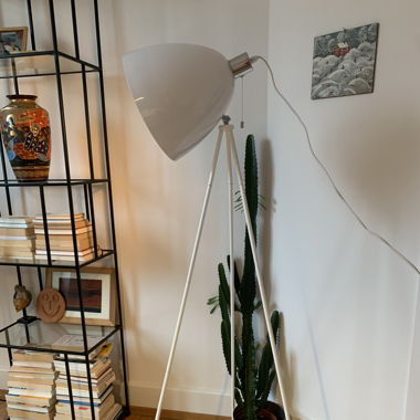 Weisse Stehlampe / Tripod