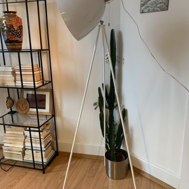Weisse Stehlampe / Tripod