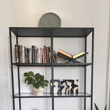 schwarzes IKEA Regal
