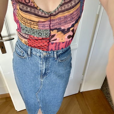 Jupe en jeans longueur midi avec strass