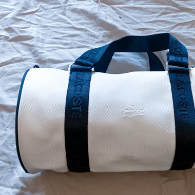 Klassische Lacoste roll bag schwarz-weiss 