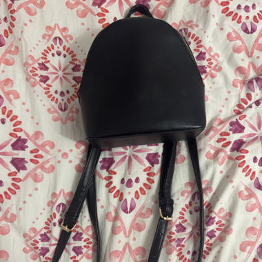 Schwarzer Mini-Rucksack aus Kunstleder