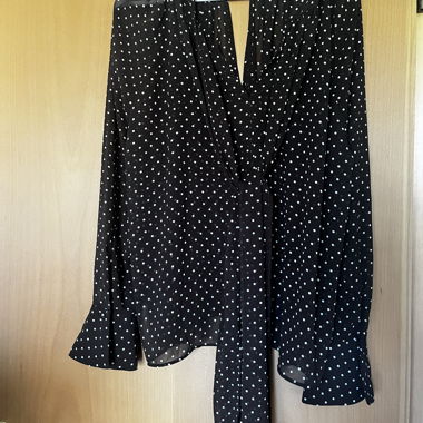 Blusa a pois con nastro da annodare