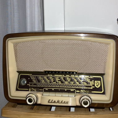 Radio datant de 1955-1956