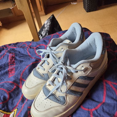 Adidas Sneakers