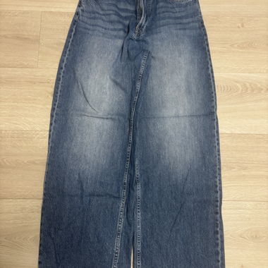 Jean bleu délavé de Bershka, EUR36