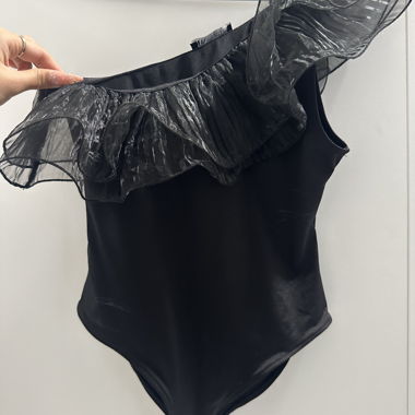 Schwarzer Body mit asymmetrischem Volant